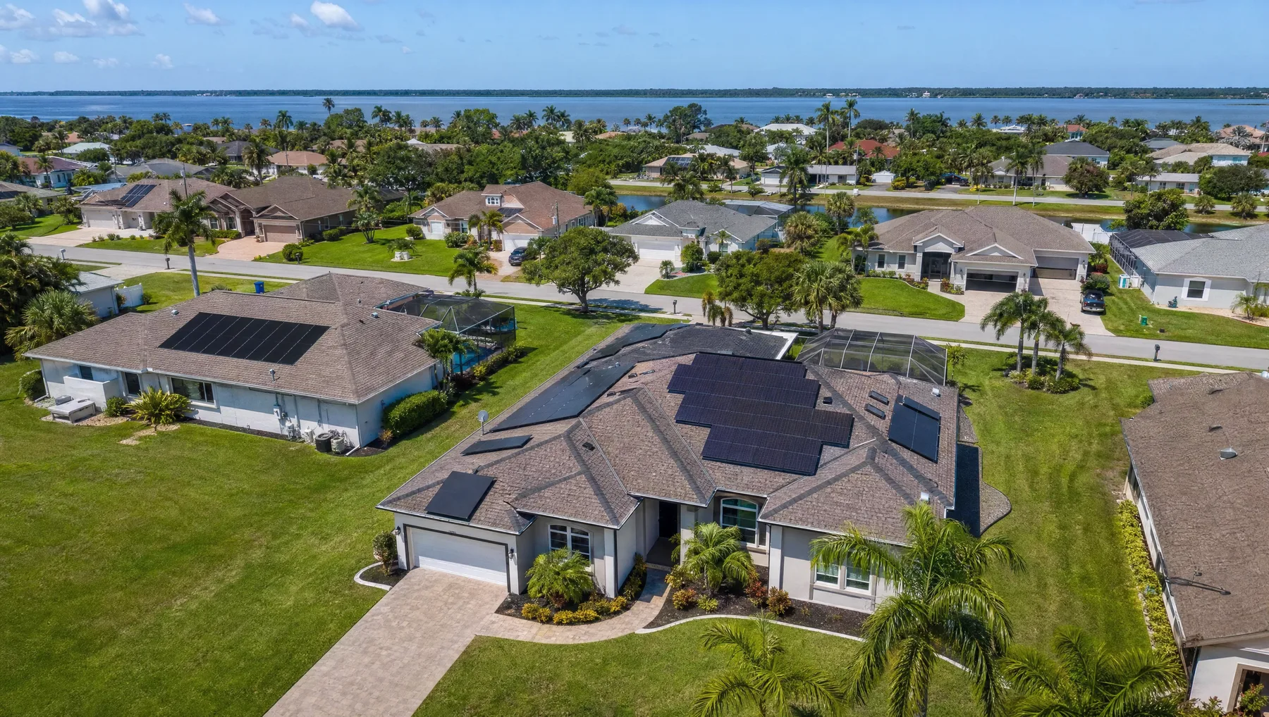 Vista aérea de un vecindario en Florida con casas con paneles solares