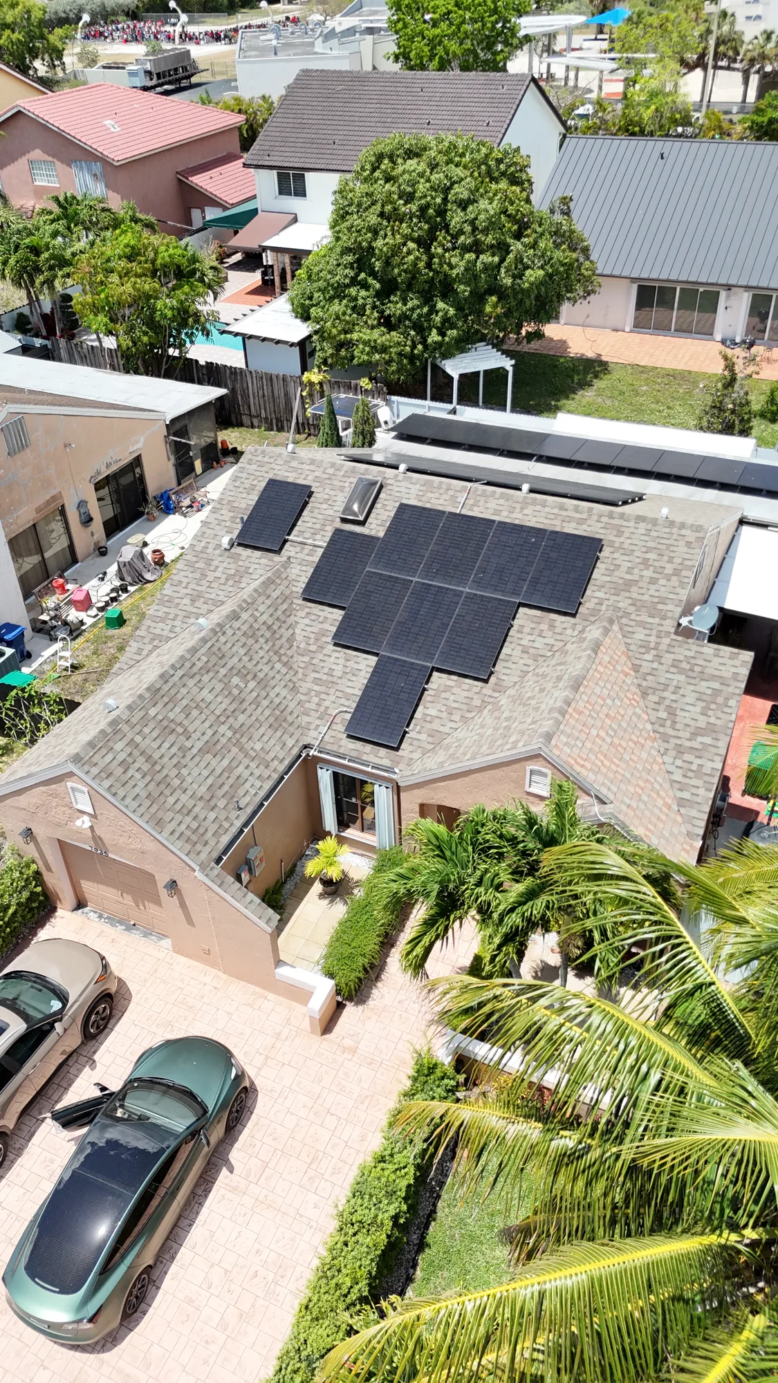 Vista aérea de una instalación solar en una casa de Florida (1)