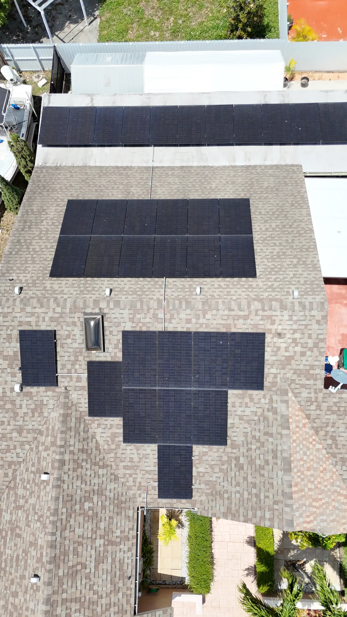 Vista aérea de una instalación solar en una casa de Florida (2)